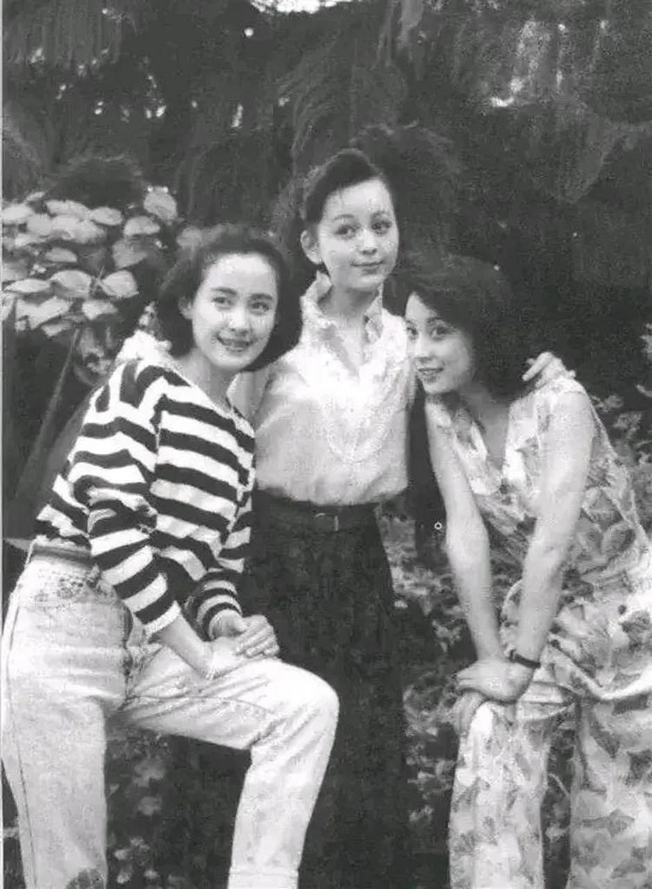 王琳年轻时的照片曝光,展现出她秀美大方,乖巧可爱的形象,令人惊艳.