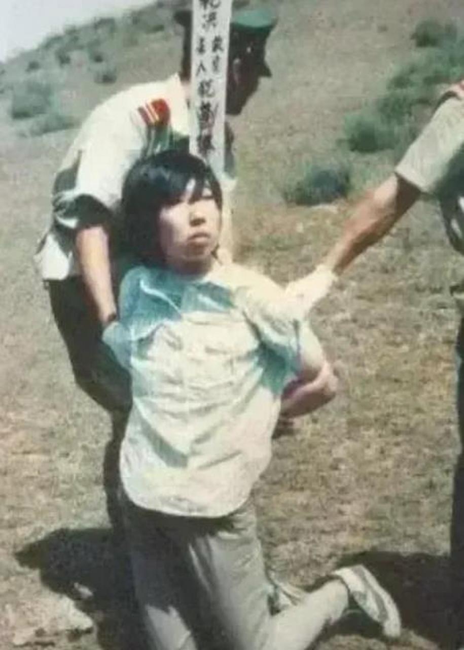 懵懂无知的少女一步步走向死刑犯,执行枪决的那一刻,却蓦然张开嘴巴