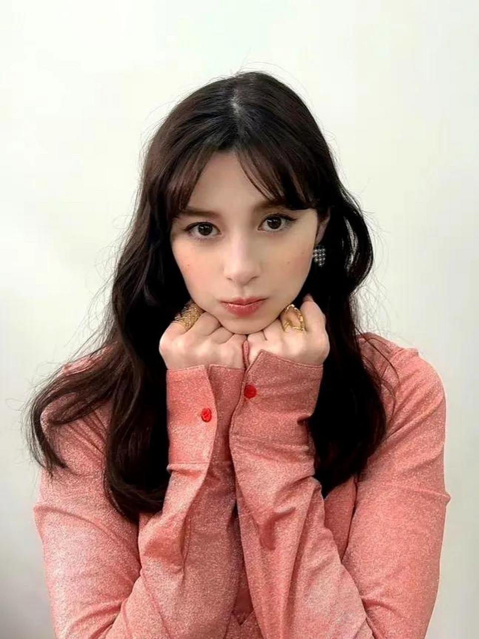 中条彩未新写真图集拍摄花絮照,也是可爱优雅甜度满满.