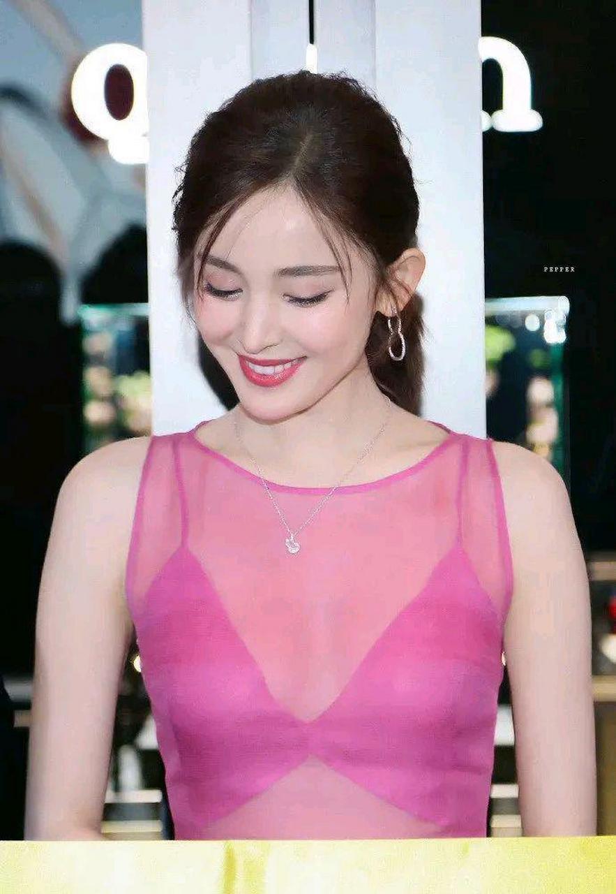 古力娜扎身穿瑜伽服,完美体现白幼瘦的精髓