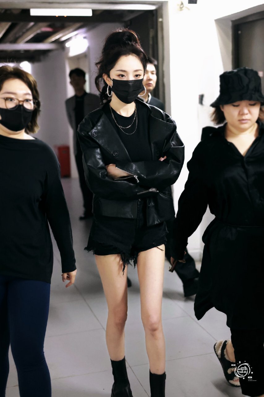 杨幂今日密逃上班路透高马尾全黑造型好酷啊!