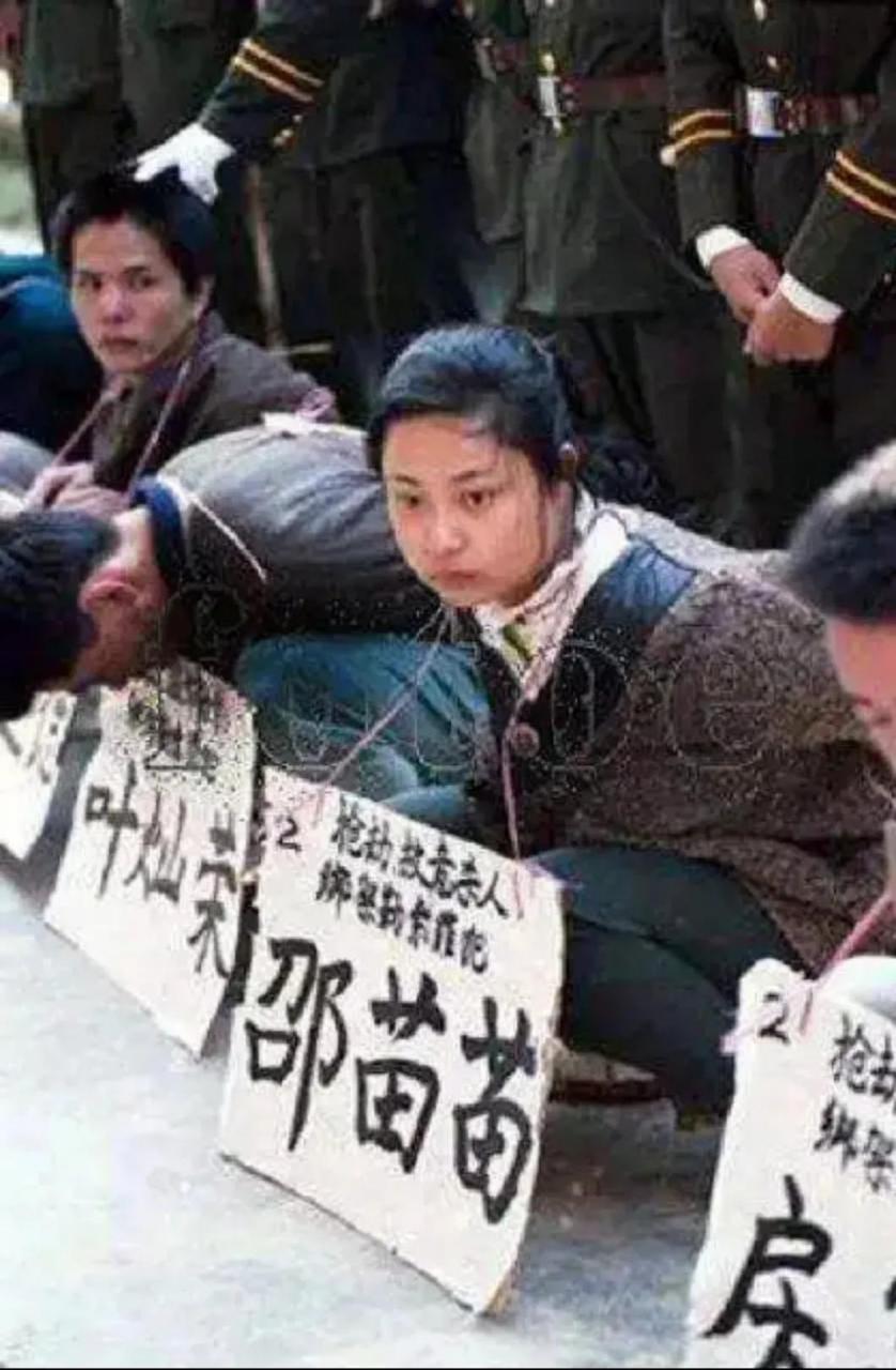 1995年,东莞郊外刑场上,被判处死刑的女犯人邵苗苗,一脸无奈地面对着