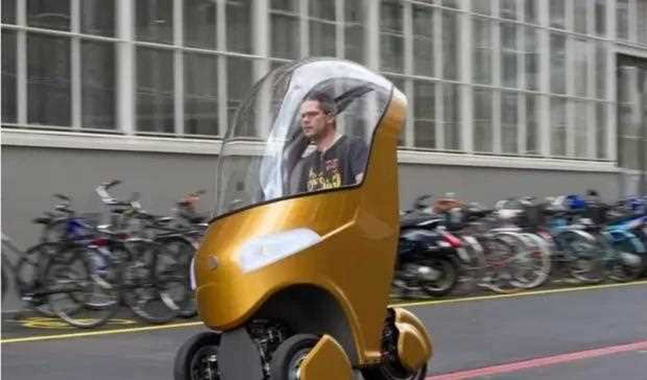 歐洲也有共享單車,這款單人不倒翁三輪電動車,帶雨擋,颳風下雨不用愁