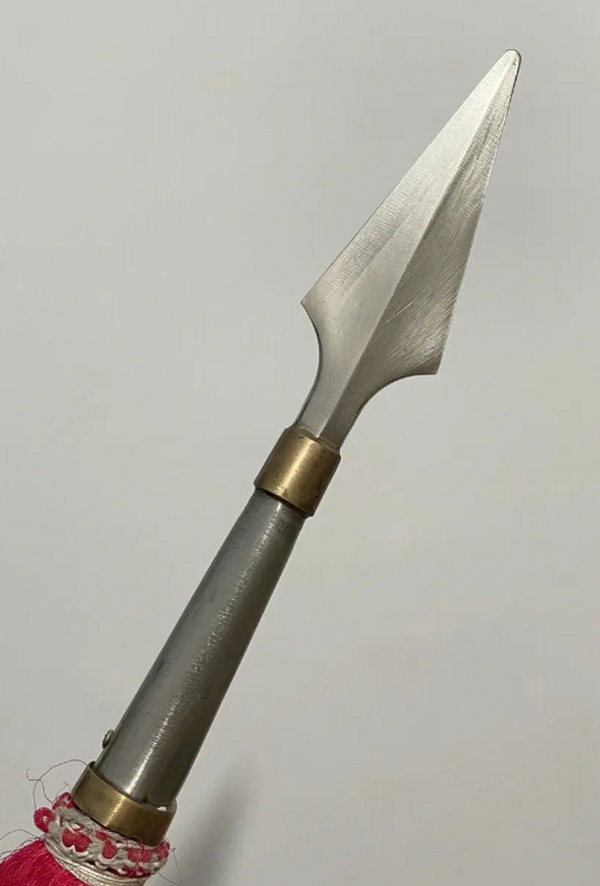 为什么古代中国人在长矛上扎个红缨,而西方人却不扎?