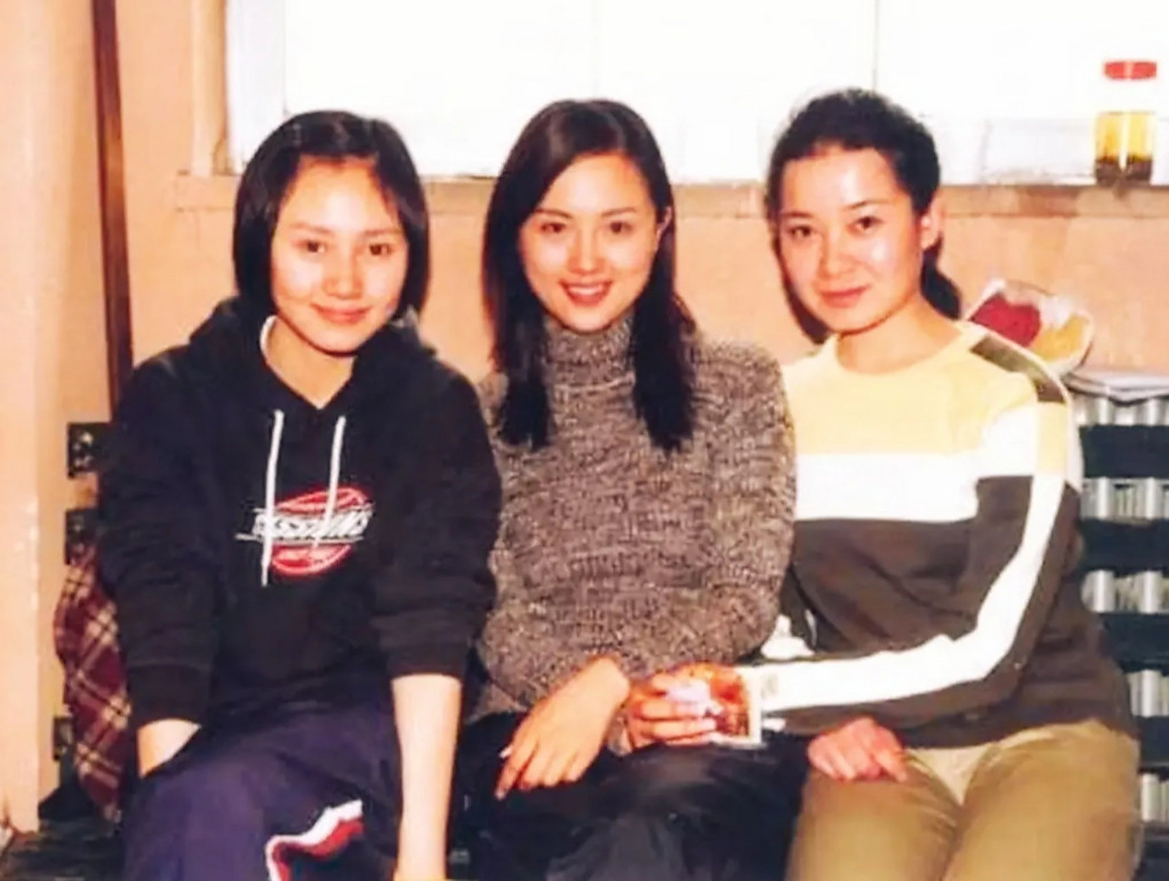 一张上个世纪90年代的明星合影老照片! 左边第一位好熟悉的面孔啊!