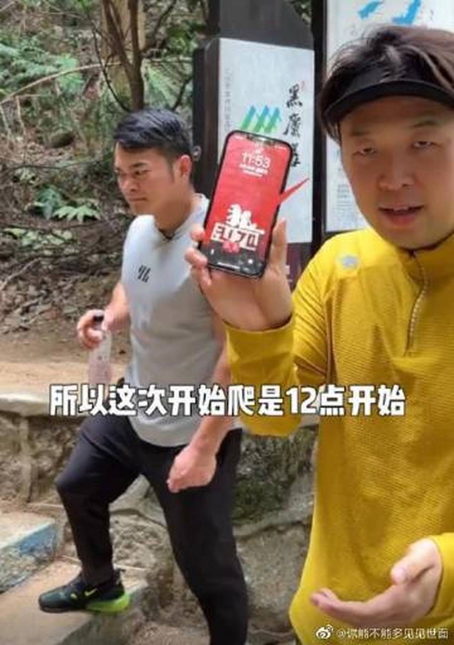 【沈梦辰看老公话剧,小两口与龙丹妮合照,杜海涛双手比耶满脸幸福】11