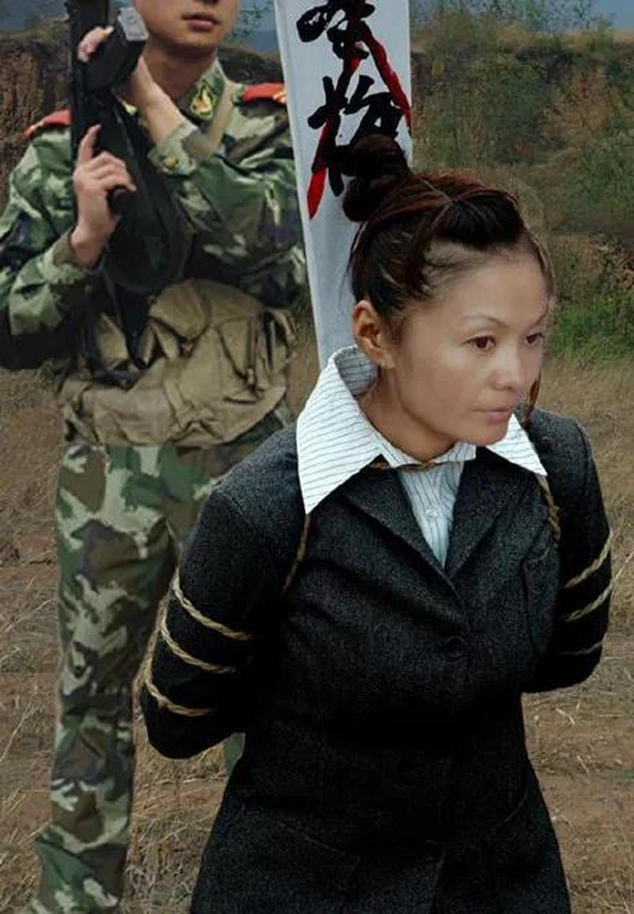 这张照片拍摄于上世纪90年代,一个女囚犯被绑上了法绳,正在被执行枪决