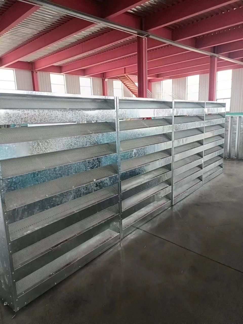 消声百叶形式介绍及噪音值概念 片式消声百叶由安装在金属框架内的