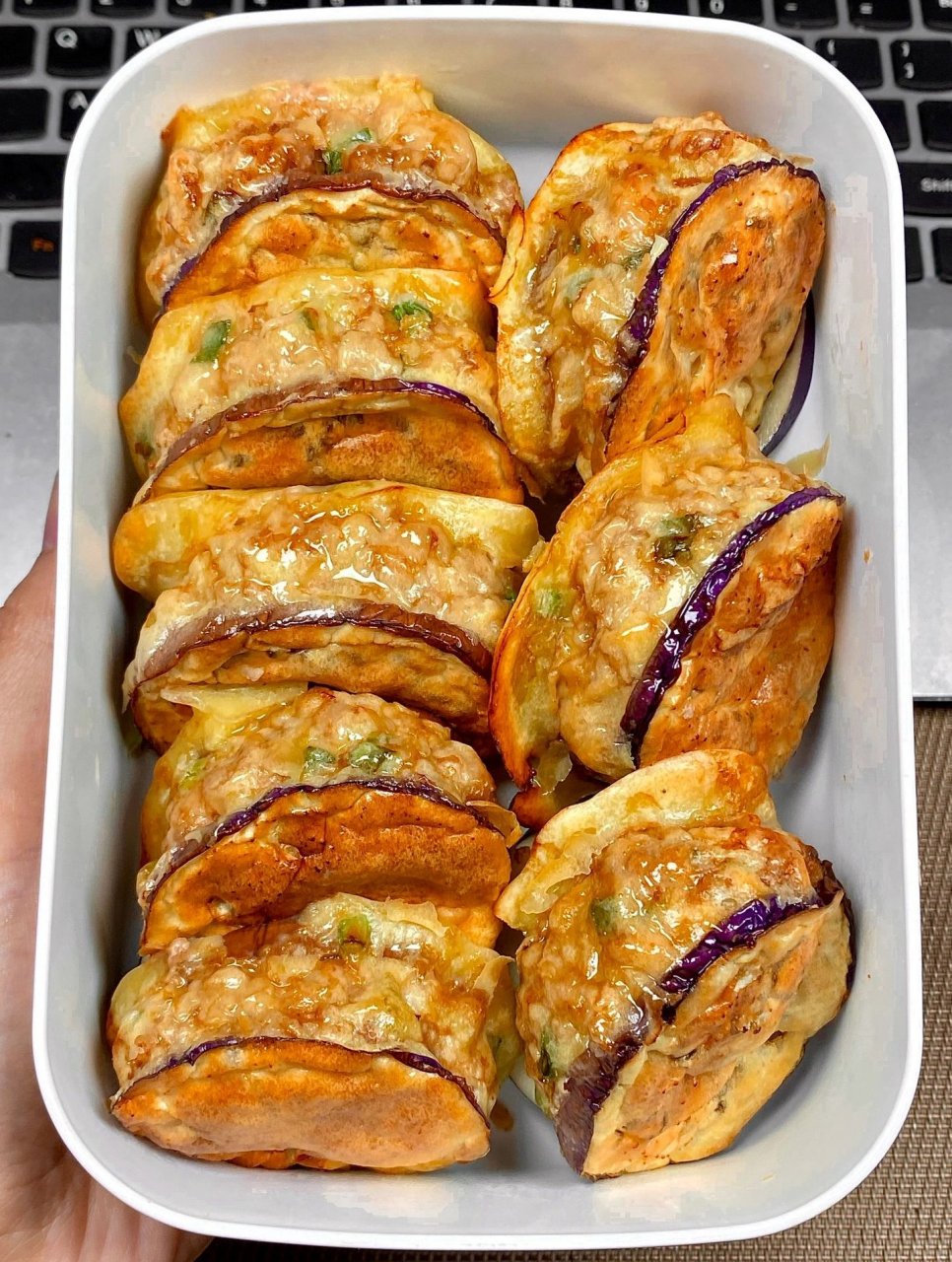 香香的炸茄盒吧 茄盒烤得外脆内软,一口咬下去肉馅儿鲜美多汁… 可以