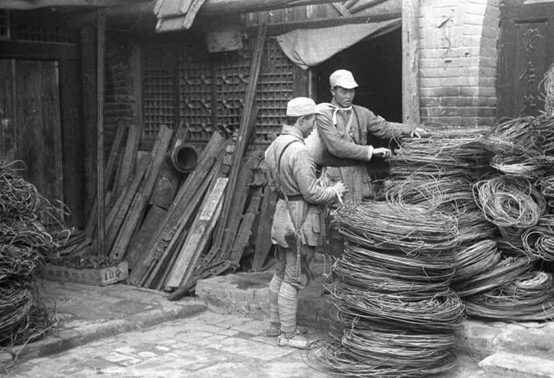 抗日时期,八路军的老照片 除了自主发展外,缴获也是武器的重要来源