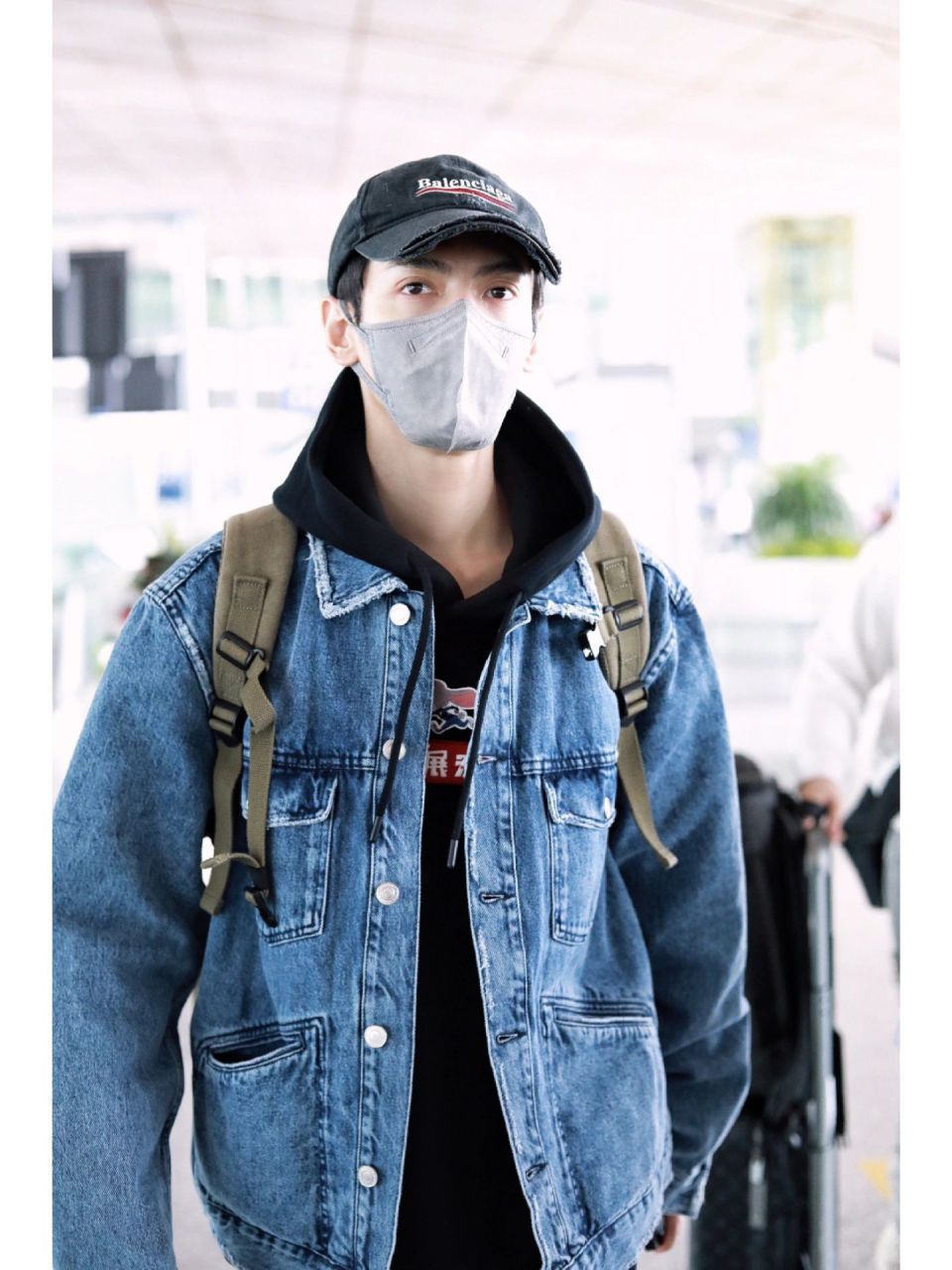 罗云熙机场路透 黑色卫衣牛仔外套,双肩包背起来妥妥男大即视感