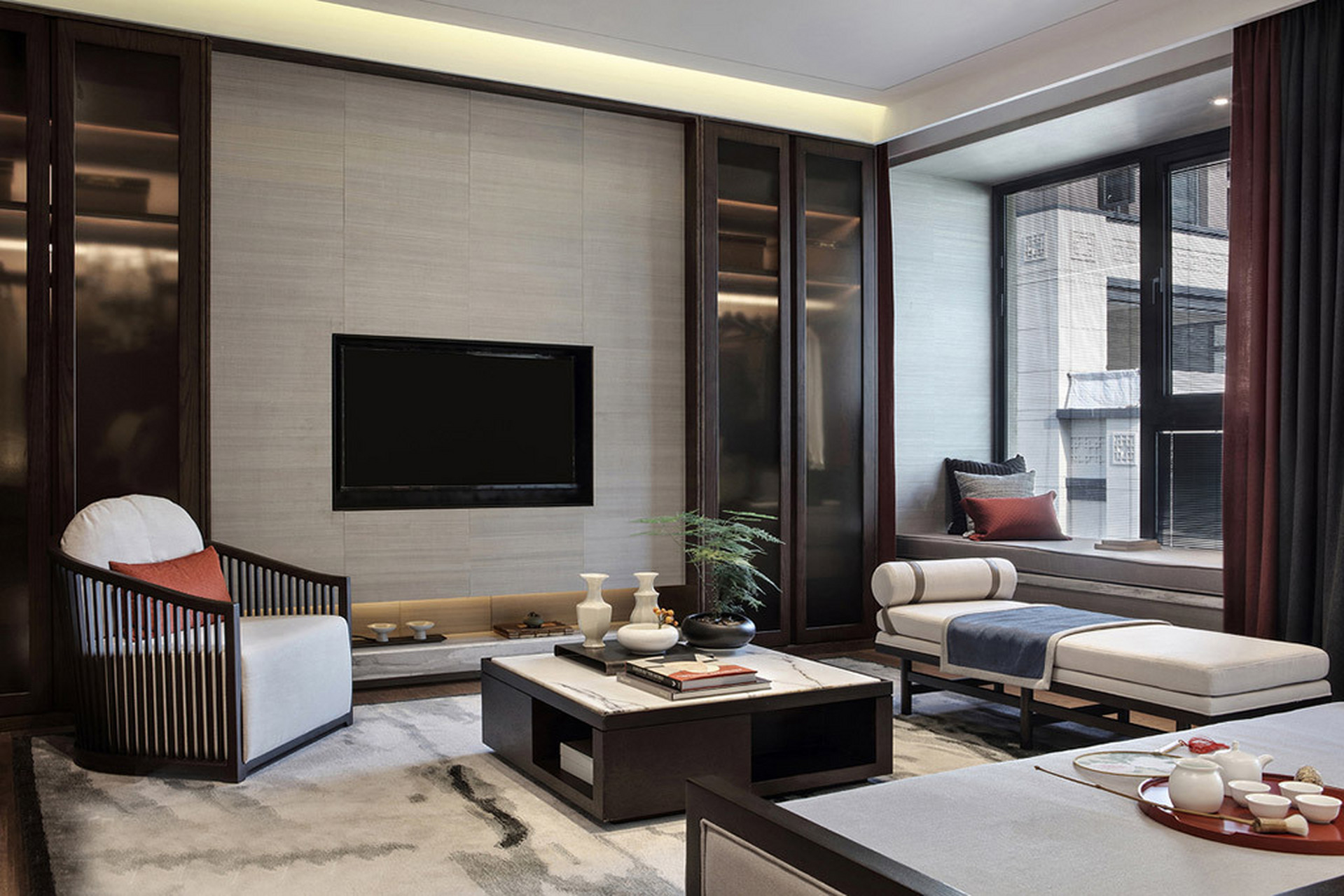 新中式风格别墅装修,抒写东方情韵  客厅采用无主灯设计,在造型不受