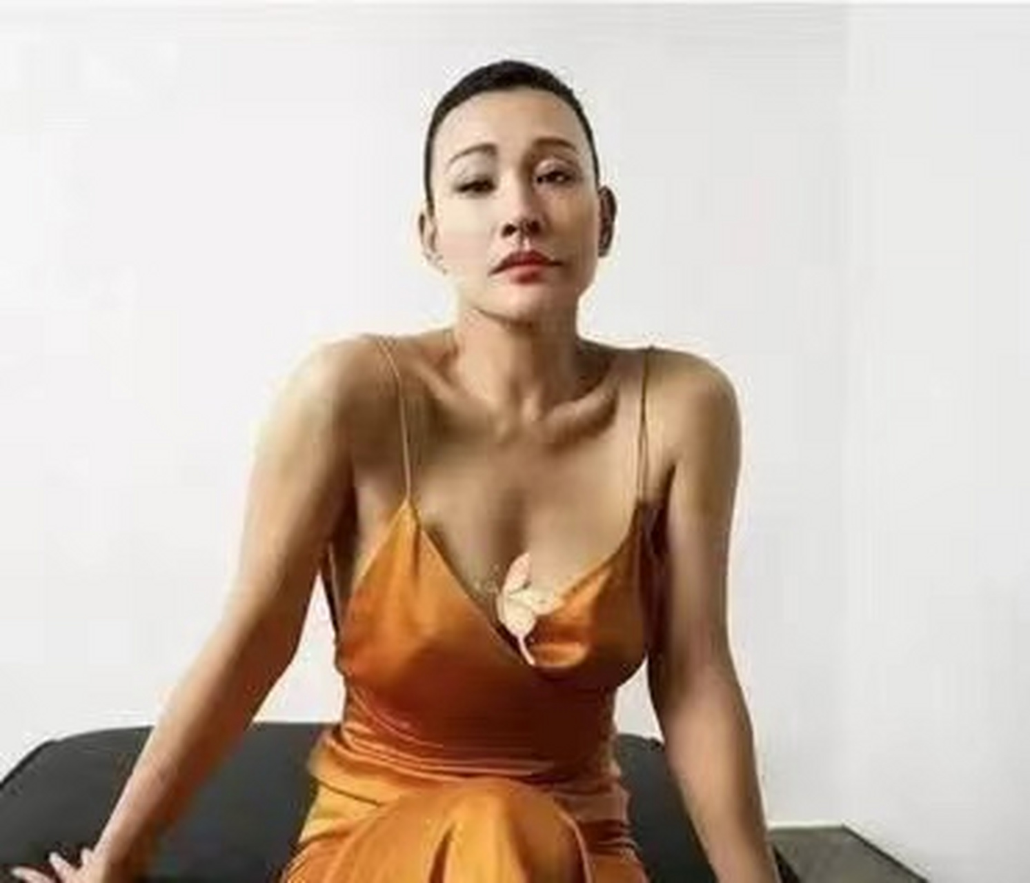 不敢相信这是年过半百的人所能拥有的性感身材,陈冲到底是怎么保养的?