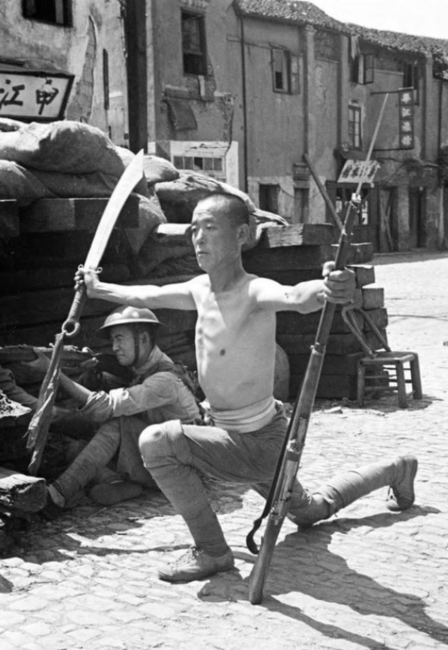 老照片  1937年上海淞沪会战时的一位川军士兵