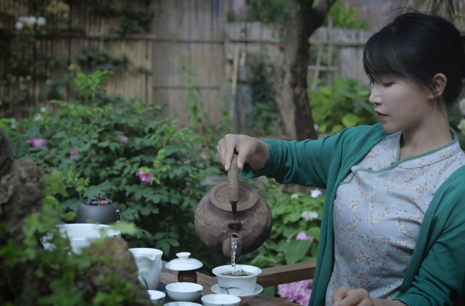 最近看了李子柒的"曲水流觞茶桌",再次感受到什么叫"雅俗共赏"以茶为