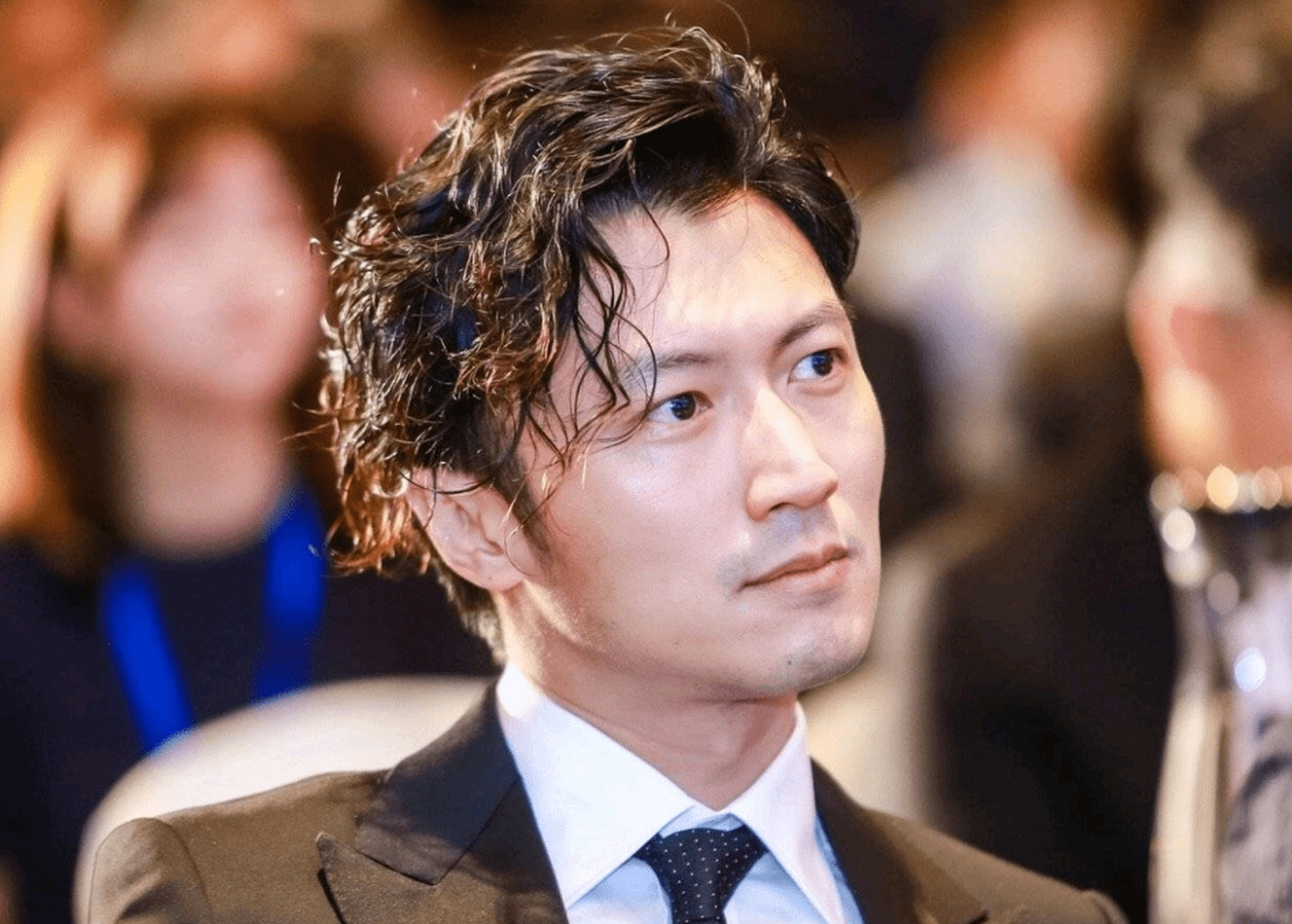 近日,谢霆锋多次苦求迪波拉让他的现任妻子王菲进入家门,然而这一求情