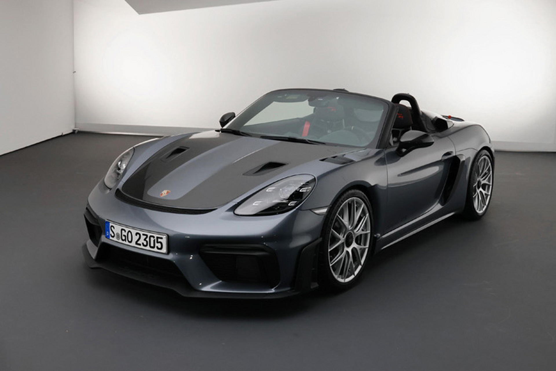 保时捷718 spyder rs在国内正式开启预售,价格为157.80万元起.