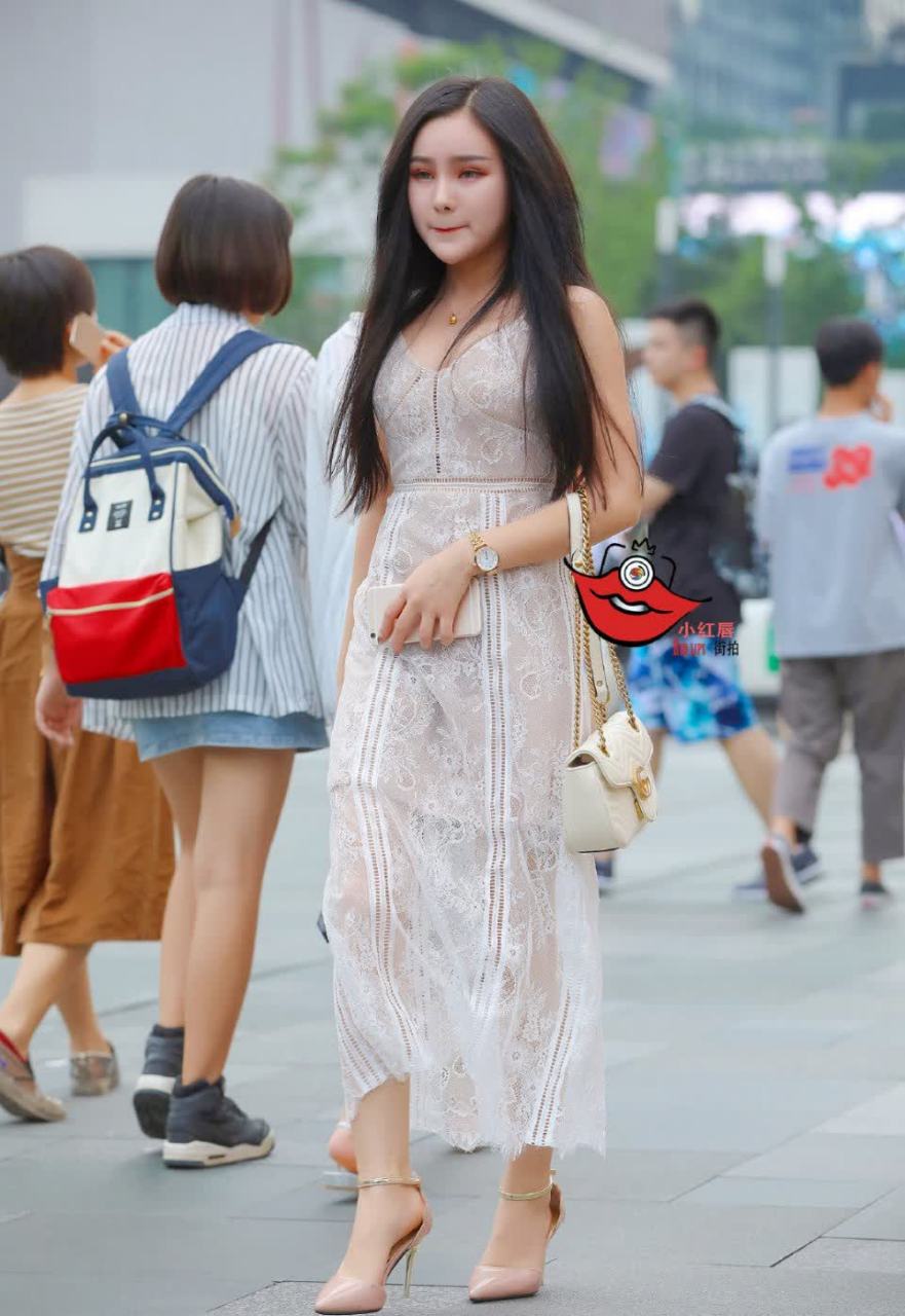 街拍:小姐姐的蕾丝裙有点小透视,隐约中展现性感美