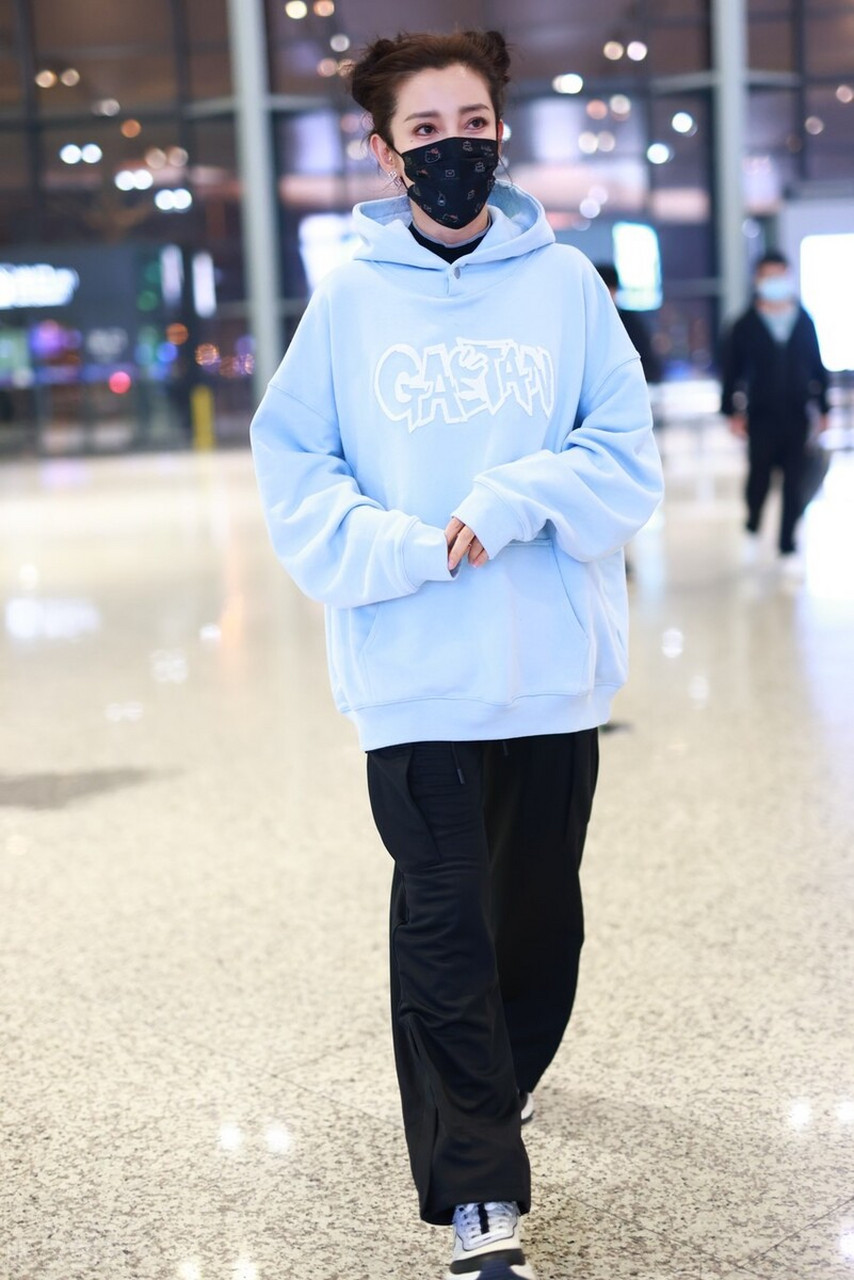 李冰冰机场街拍,蓝色卫衣 黑色运动裤 哪吒头发型甜美减龄!