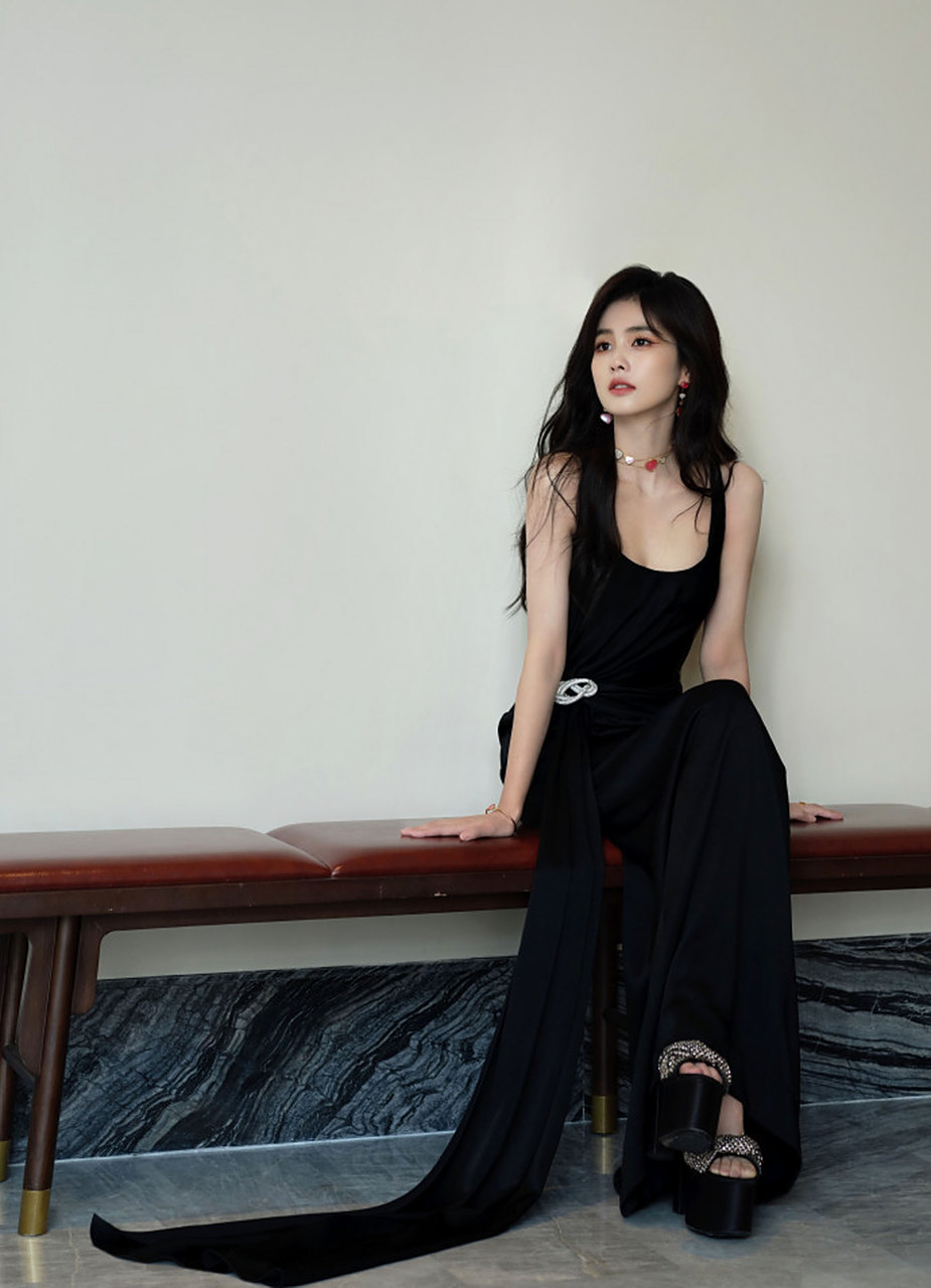 女神白鹿以一袭黑色长裙惊艳亮相,瞬间吸引所有目光.