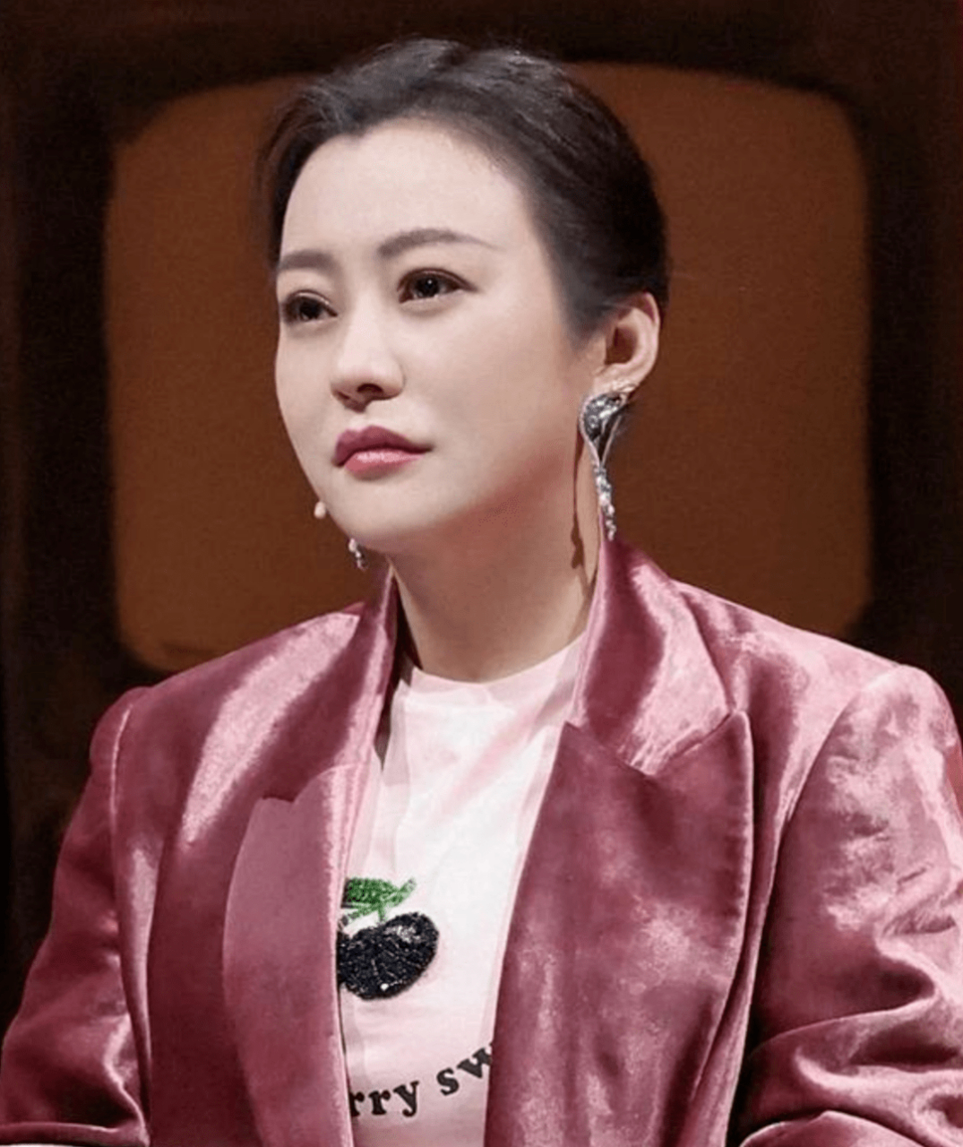 郝蕾很少拍电视剧,当然了一直有本子递给她,就看她能不能看上了.