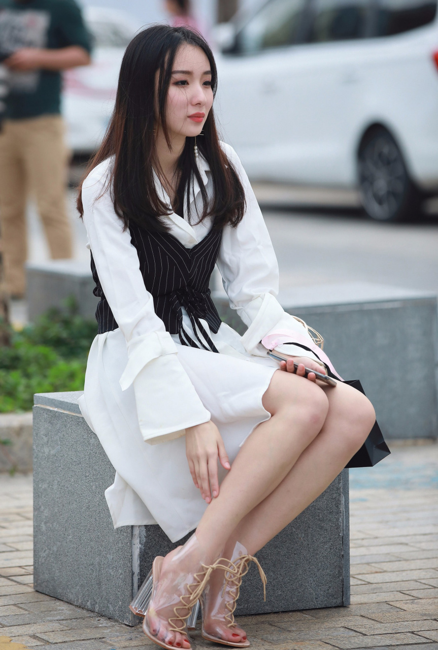 美女大长腿身材好,长发及腰有魅力