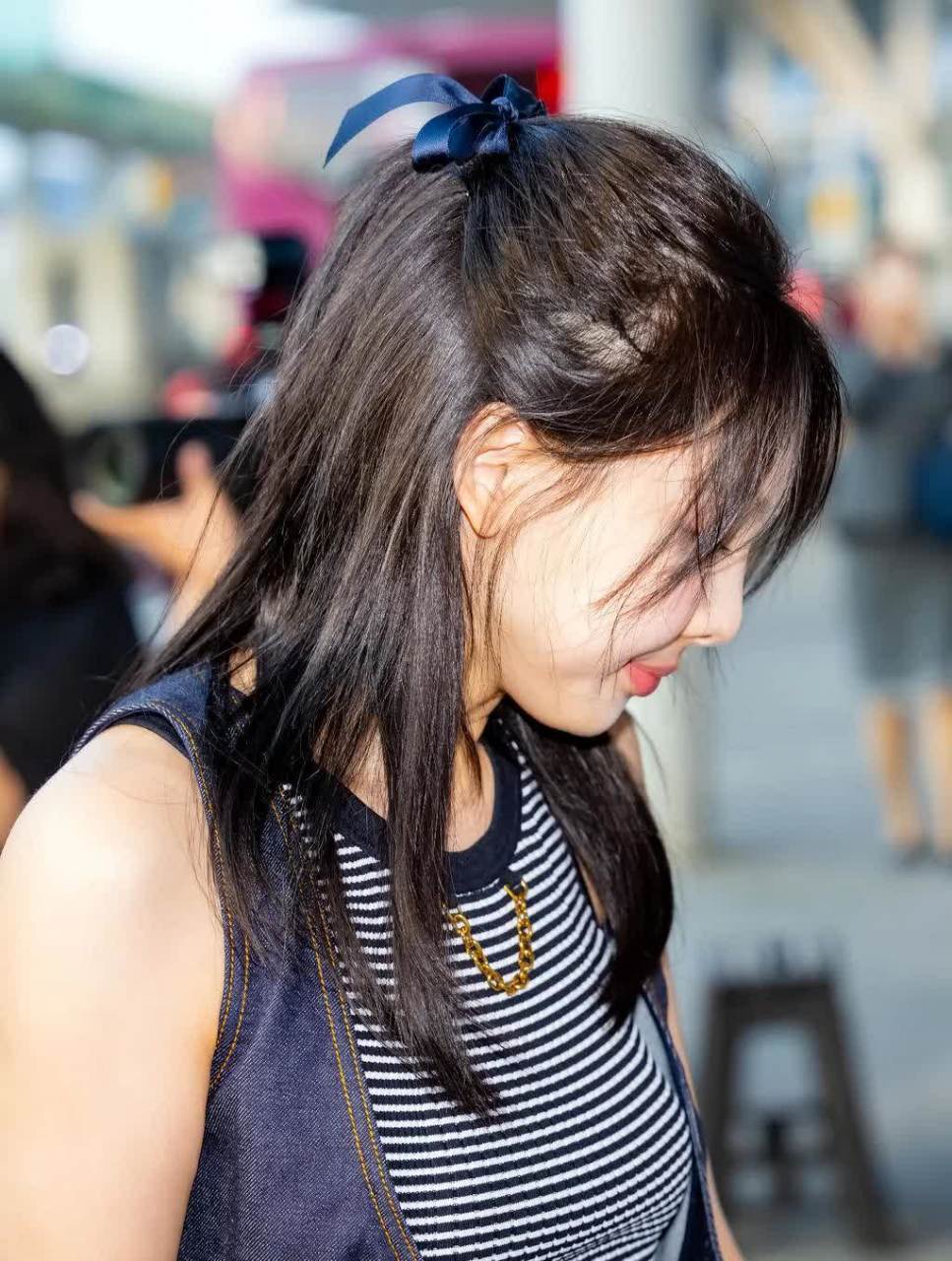 林娜琏230608机场穿搭,牛仔背心搭配工装裤,脸蛋帅气又可爱?[你懂的]