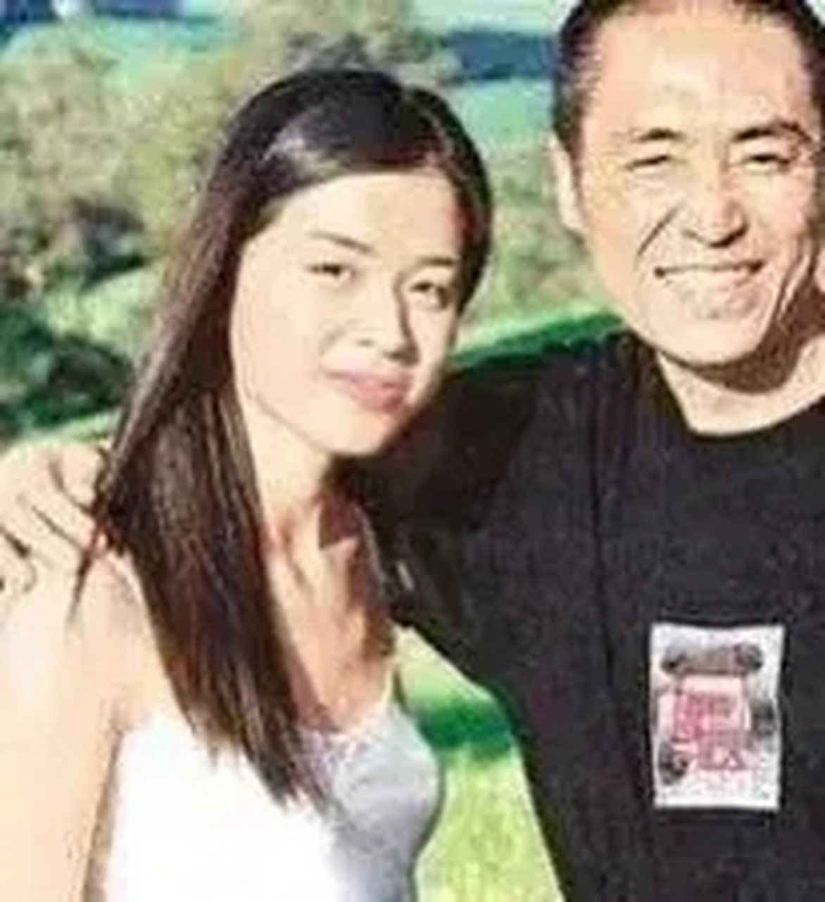 2001年,51岁的张艺谋和19岁的模特王海珍去澳洲拍广告.