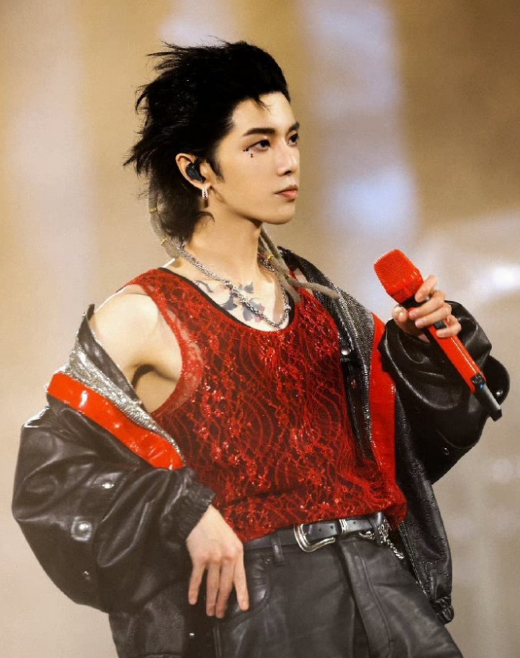 华晨宇晒最新自拍,要赶快好起来呀,不过依旧很帅呀,状态也太好了!