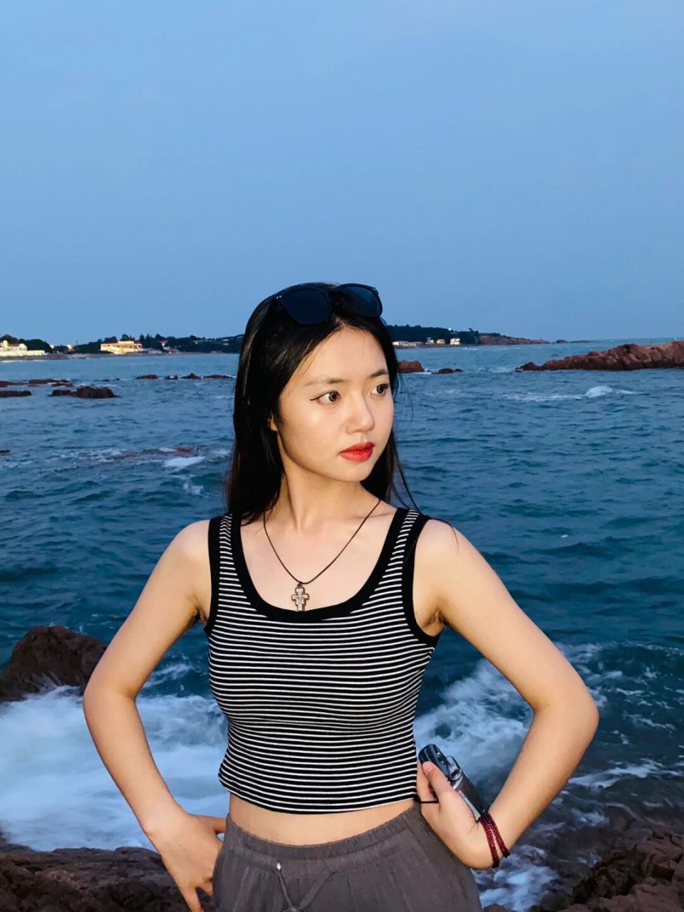 不刮腋毛是姐的人生态度  为什么穿吊带一定要刮腋毛呢?