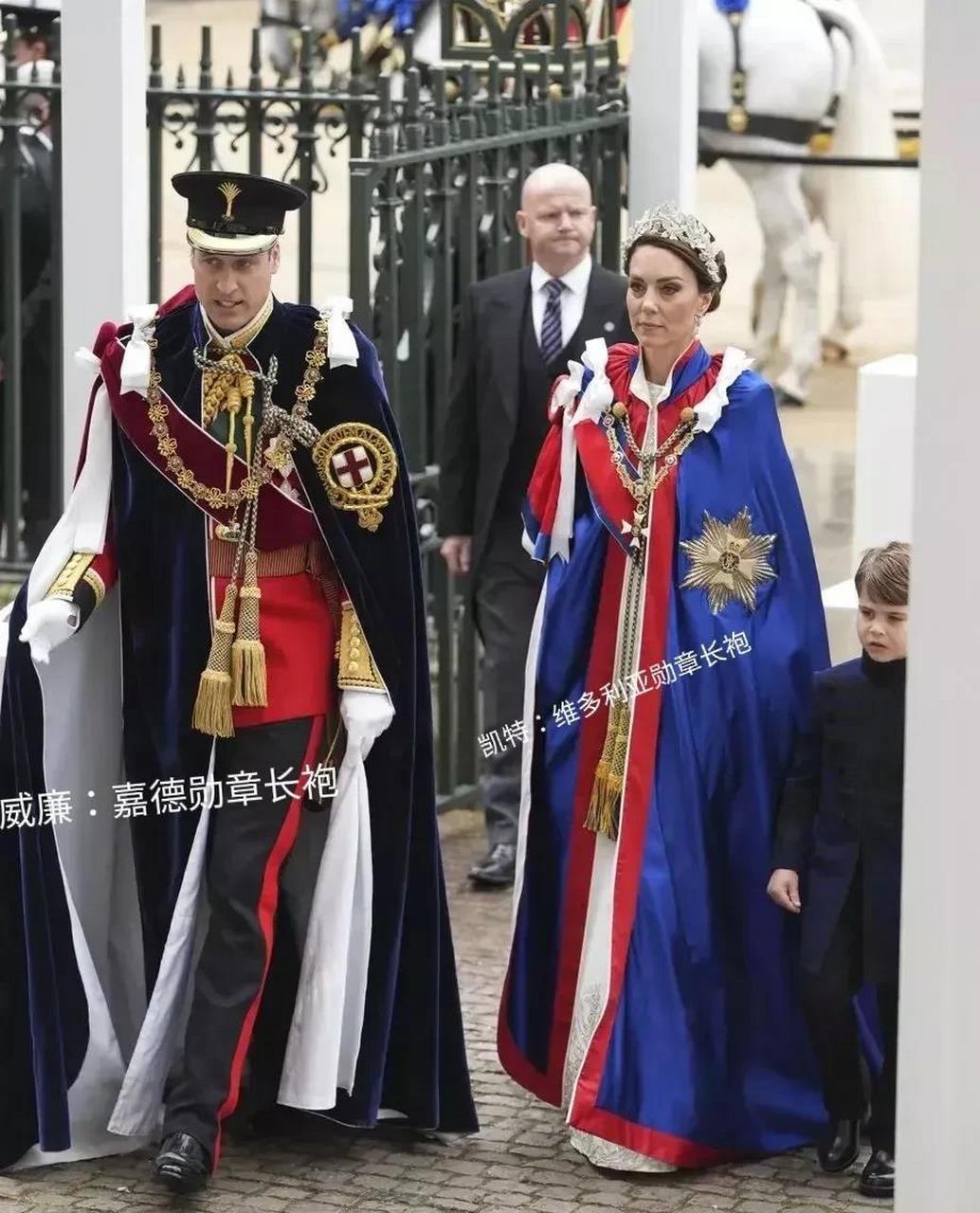 在加冕典礼上,不同颜色的长袍有着不同的含义: 蓝色:嘉德勋章长袍,穿