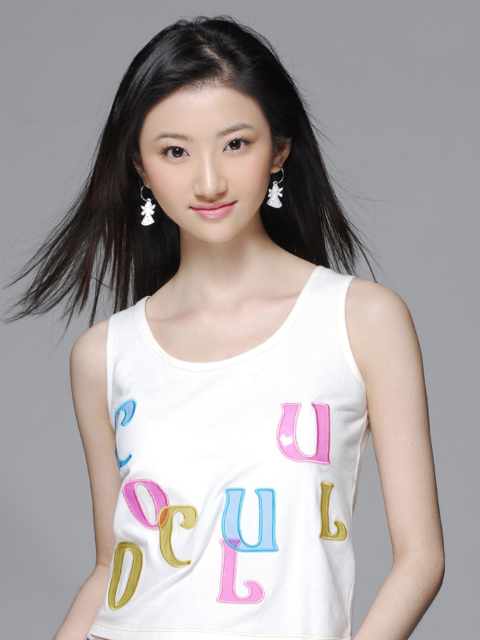 景甜这次的穿搭也不错,风衣搭配墨镜,走路生风,下月景甜就要进组拍戏