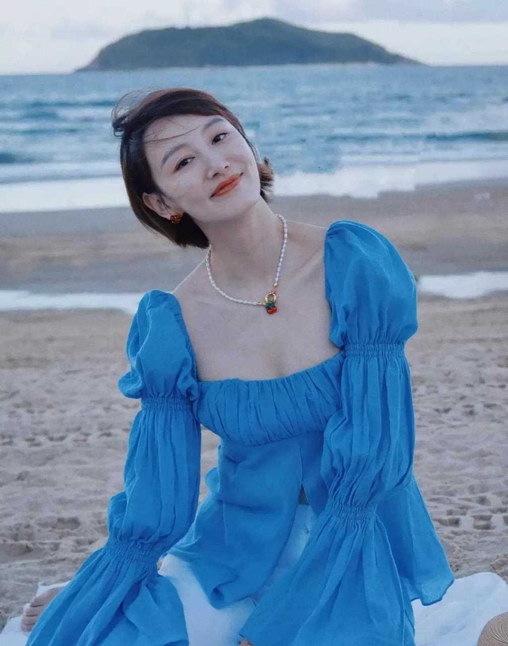 知名主持人郭晓敏喜欢万宁这片海,而我更喜欢她的漂亮衣服[大笑][?