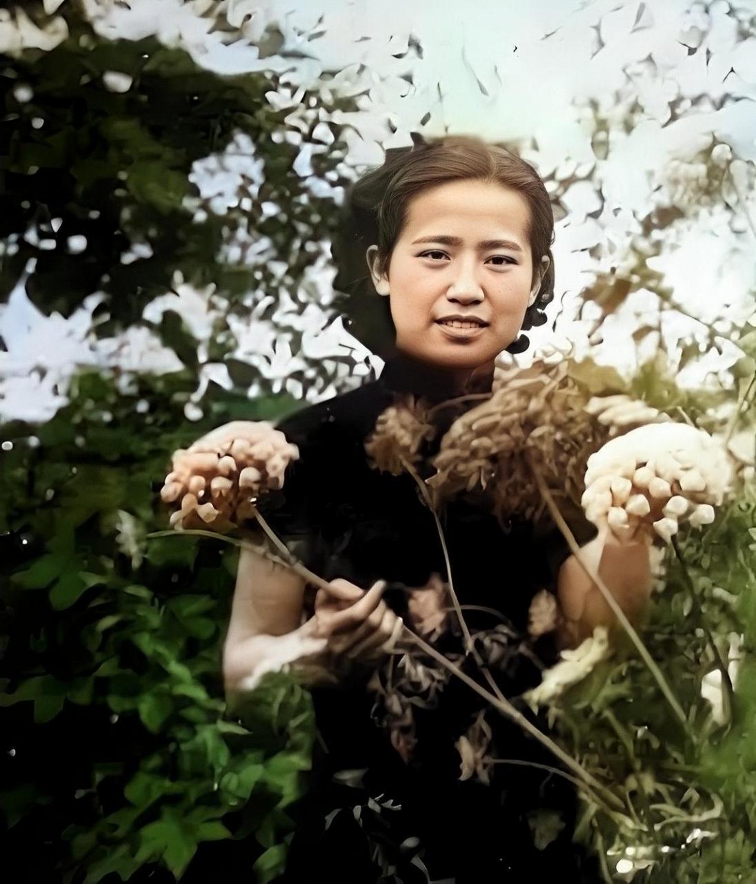 1943年,胡絜青带着她的三个孩子去看望她的丈夫老舍!