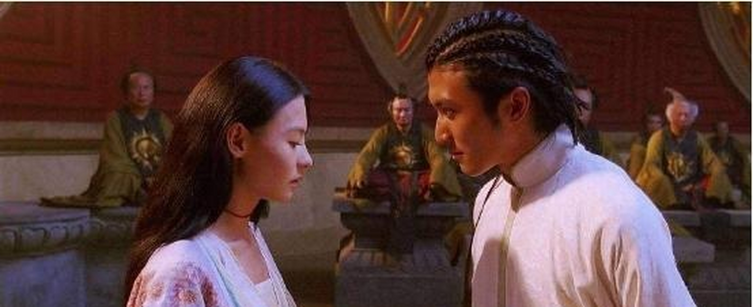 当时谢霆锋和赵薇在一起拍摄《十二道锋味》,两人经常在一起聊天,又是