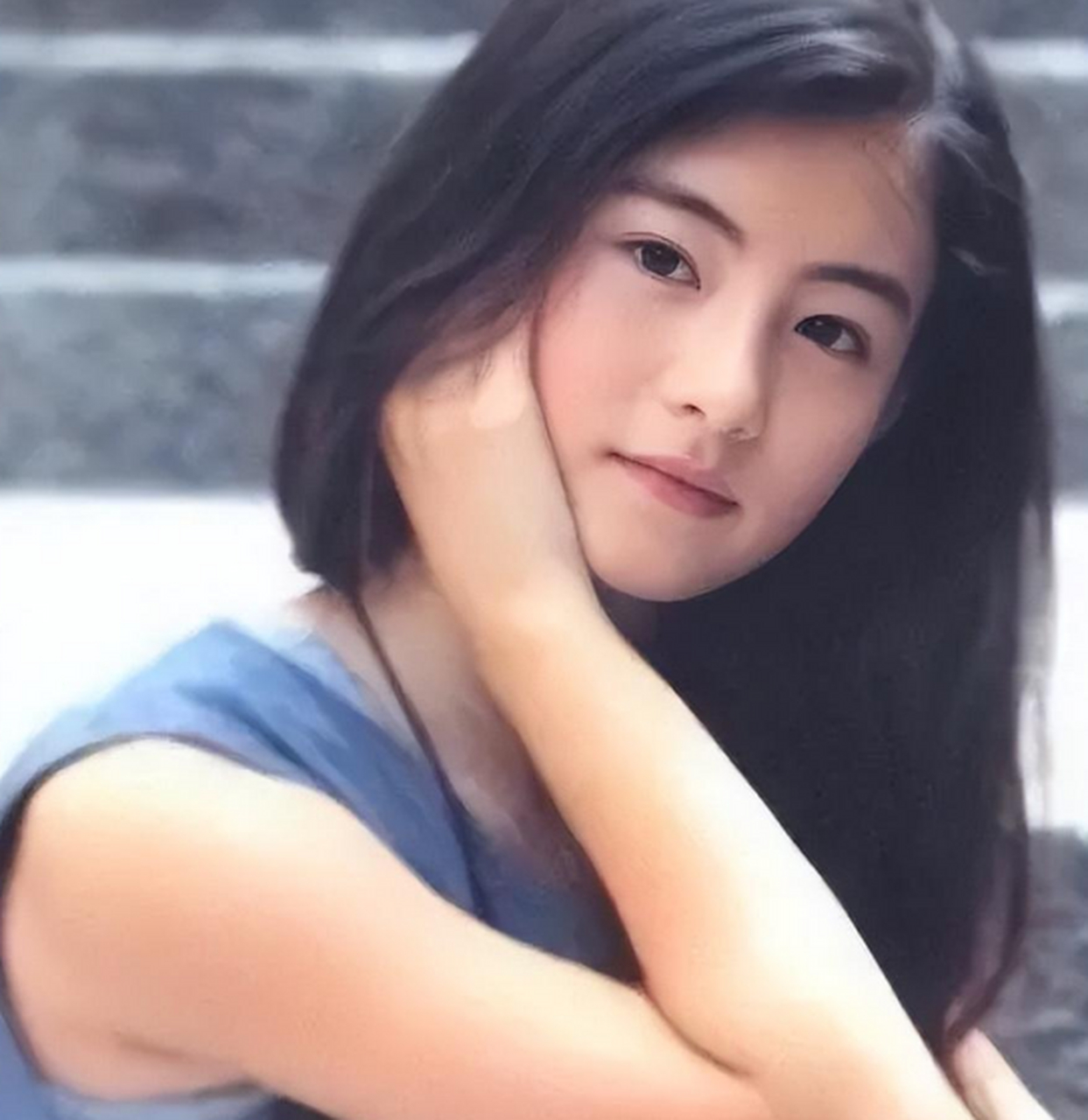 1980年5月24日,香港的一户人家诞下一女婴,她就是张柏芝.