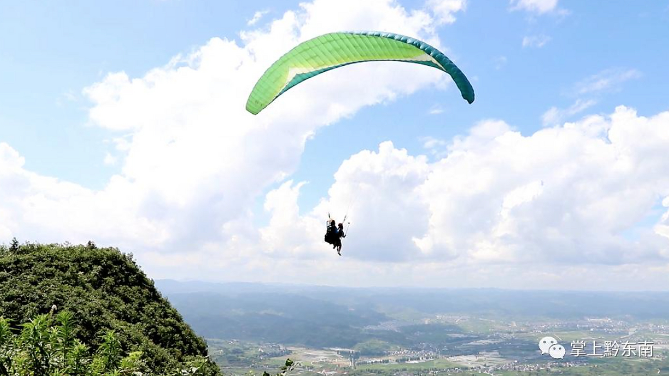 【贵州航空运动滑翔伞体育旅游黄金线路】沿线还开展了滑翔伞培训