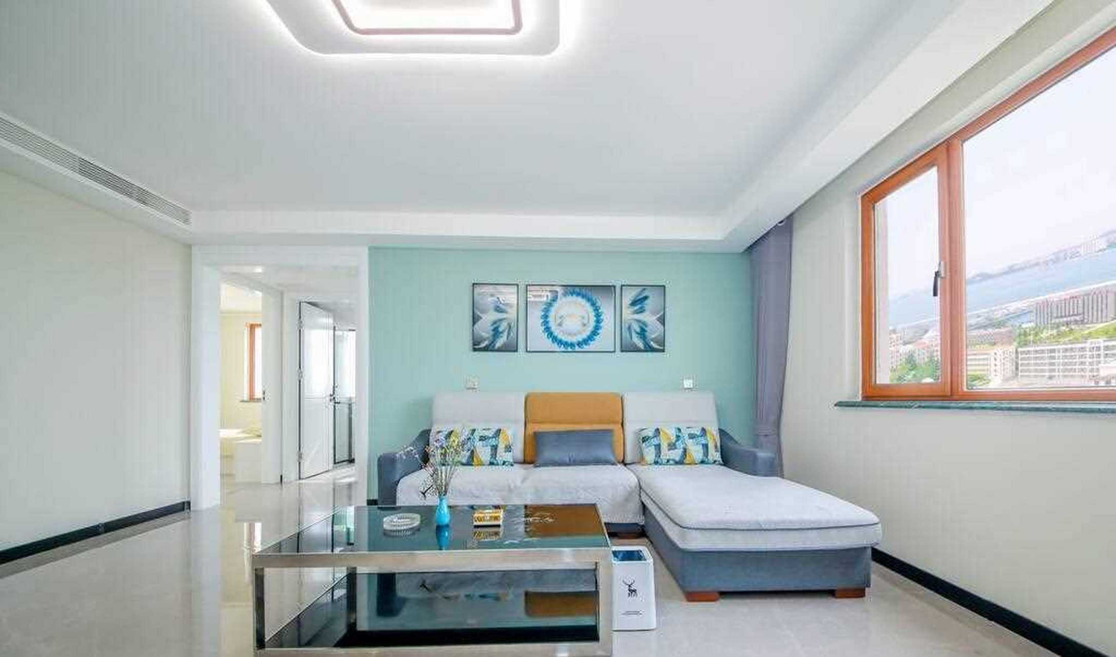 以靛青色墙面作为空间的跳色,简约的色调,适当的留白,让客厅充满"呼吸