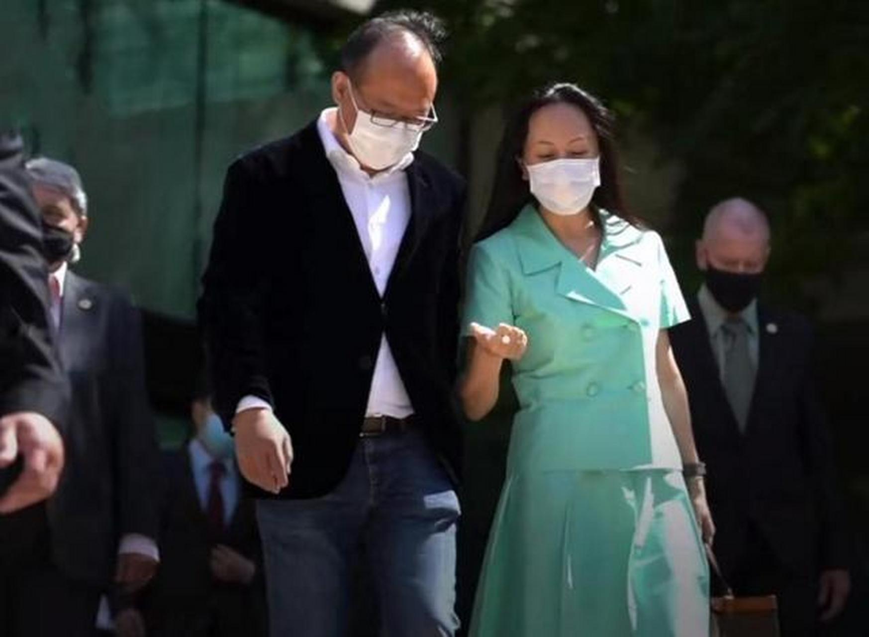 48岁孟晚舟优雅现身,穿薄荷绿套装裙戴脚镣看心疼,彰显大国风范