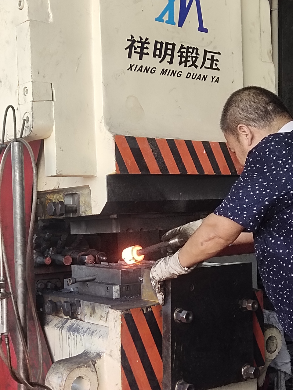 平锻机# 祥明锻压机床浅析使用液压平锻机的缺点有哪些   缺点  1)