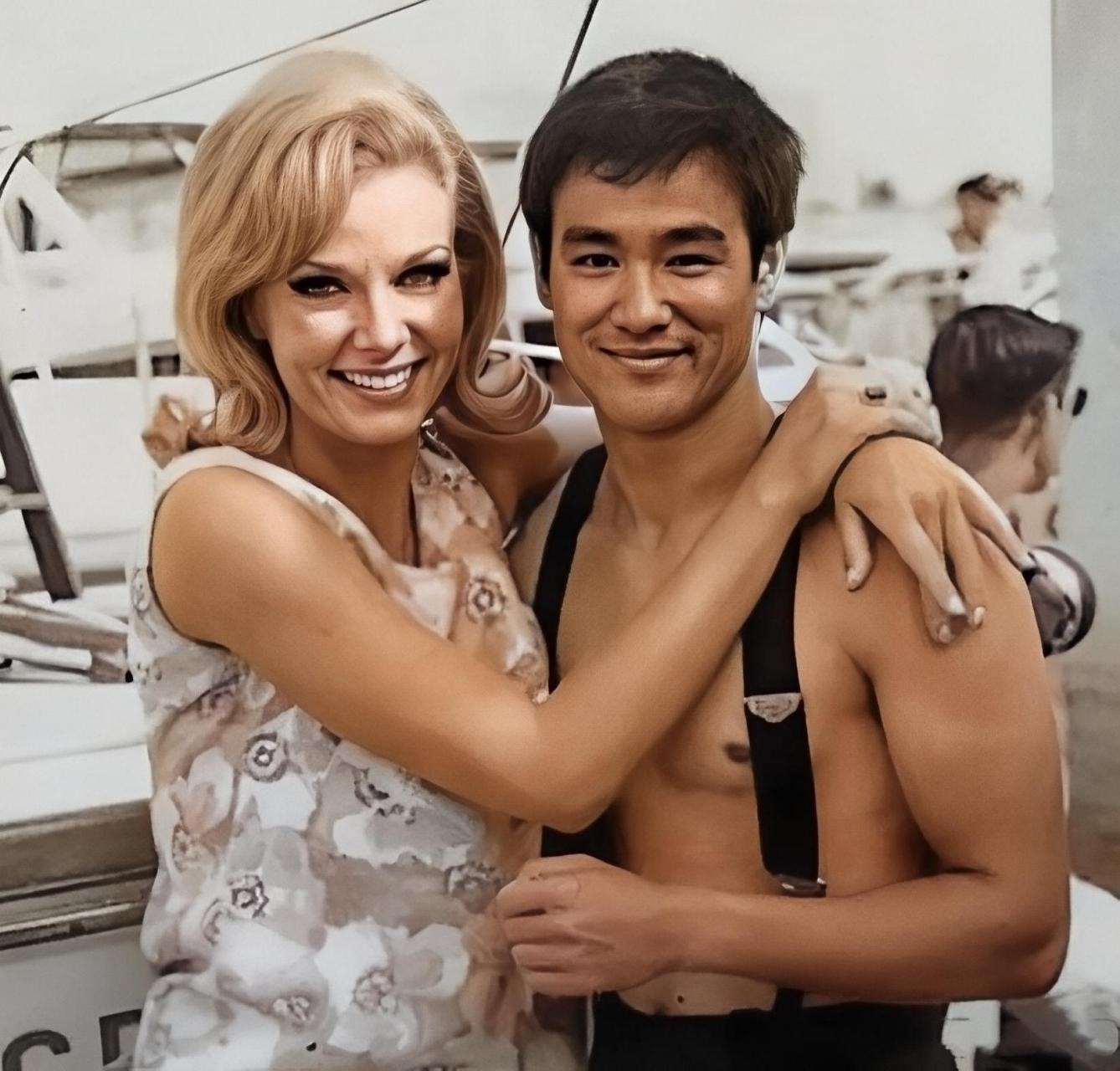 1966年9月,26岁的李小龙已经结婚两年了!