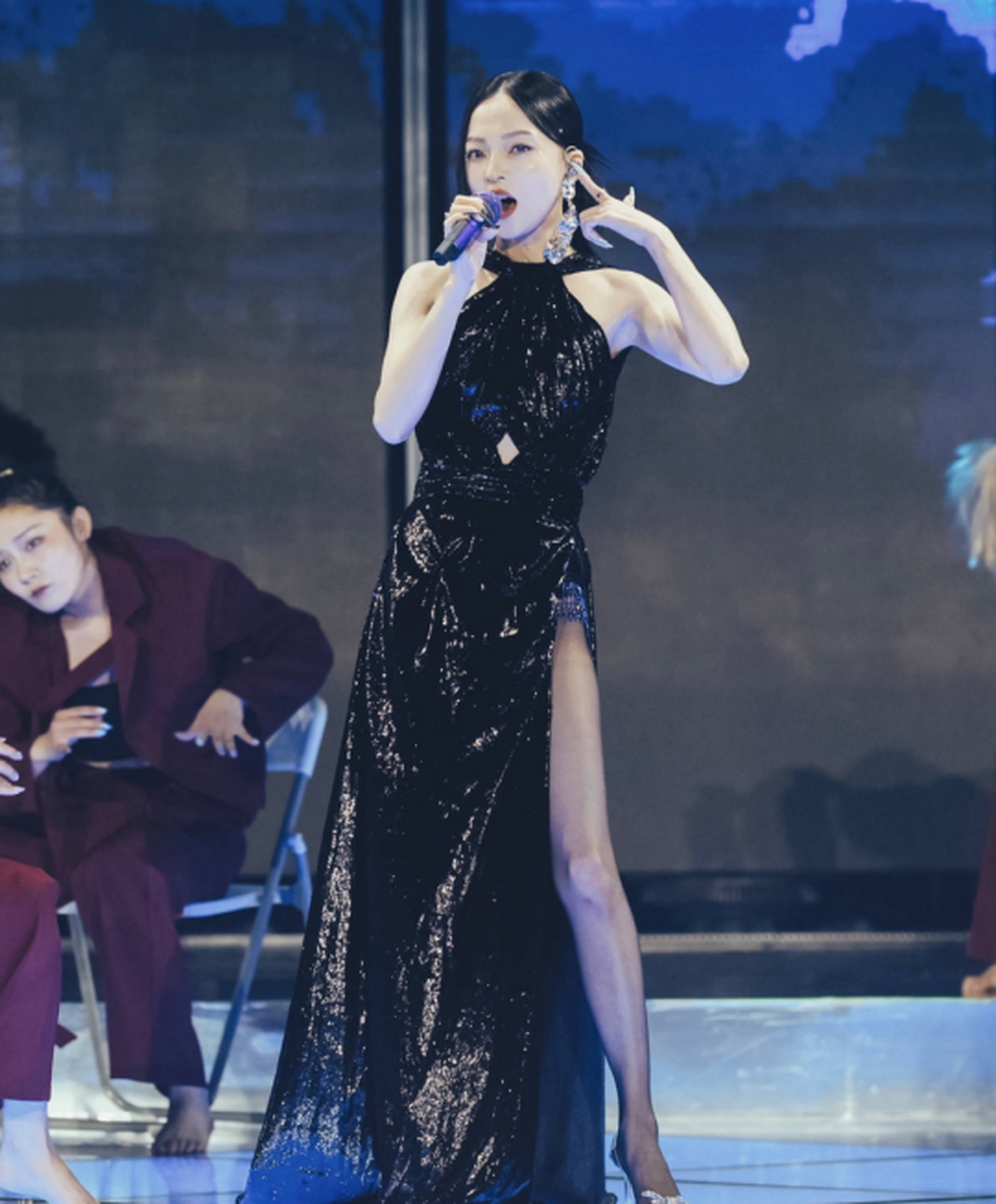 张韶涵辣妹身材好绝,裙子高开叉到腰间,网友:姐姐太会撩人