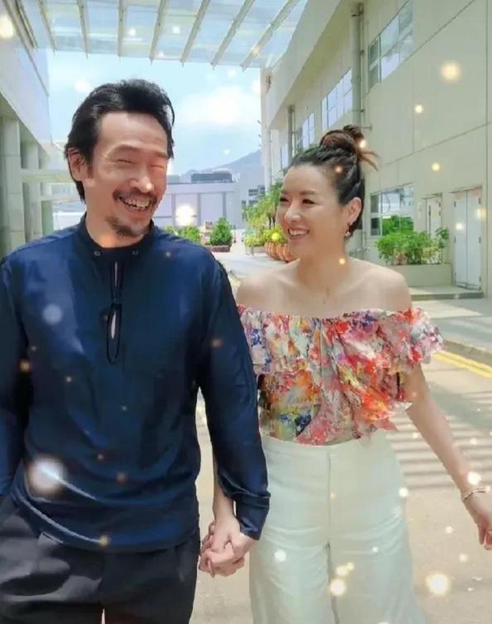 gif创作人# 陈豪与小10岁妻子同框漫步,妻子打扮的特别精致,他穿得很