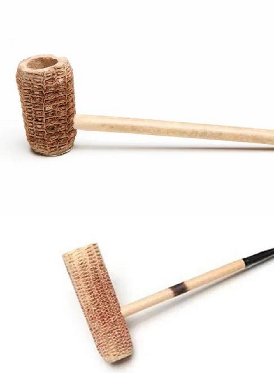 玉米芯烟斗,说得通俗一点,就是把玉米棒子掏空,加工成烟斗, 具有口感