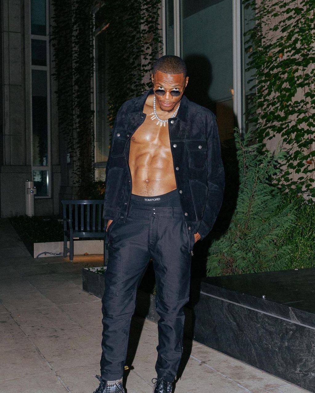 顶级型男!威少晒个人帅照,完美腹肌太惊艳了.