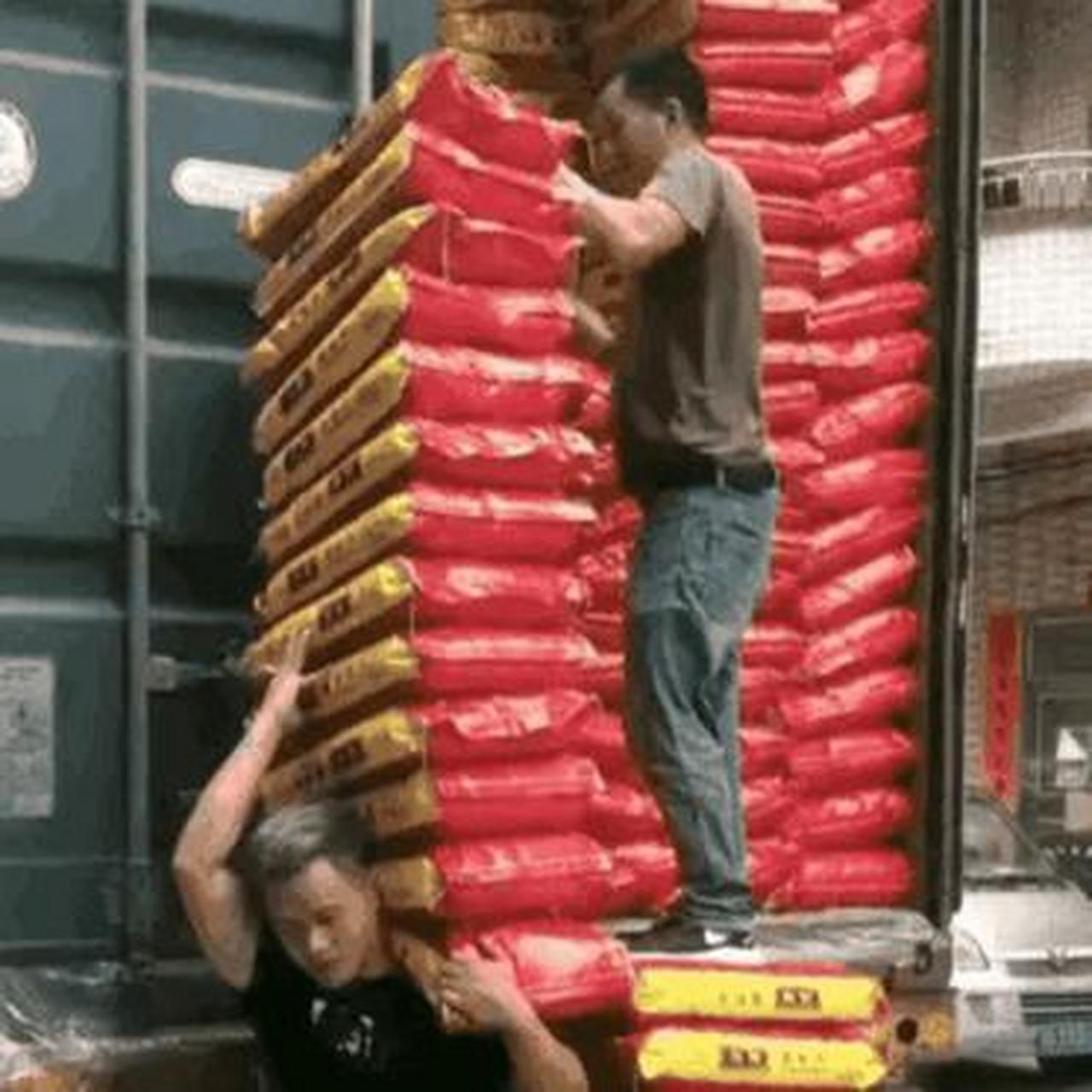 不可能吧,一袋五十斤,十三袋,真有这么大力气的人?