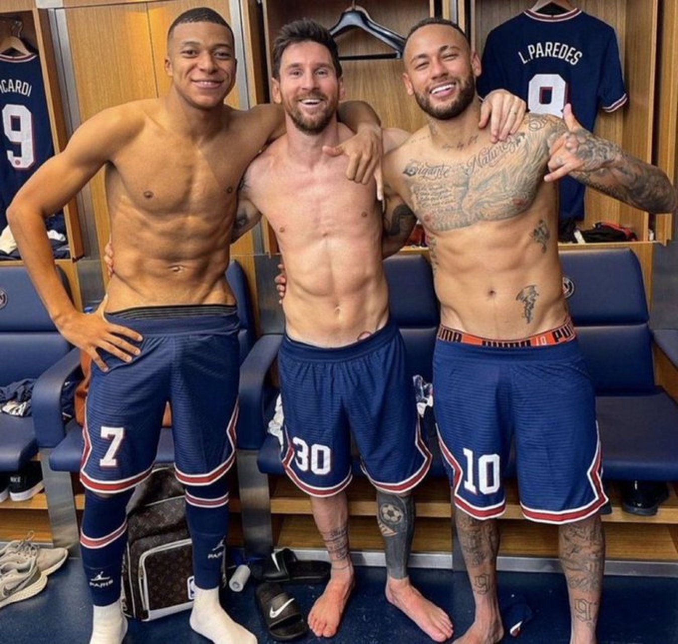 梅西,内马尔和姆巴佩赛场和更衣室照片,看看谁的肌肉更好看!