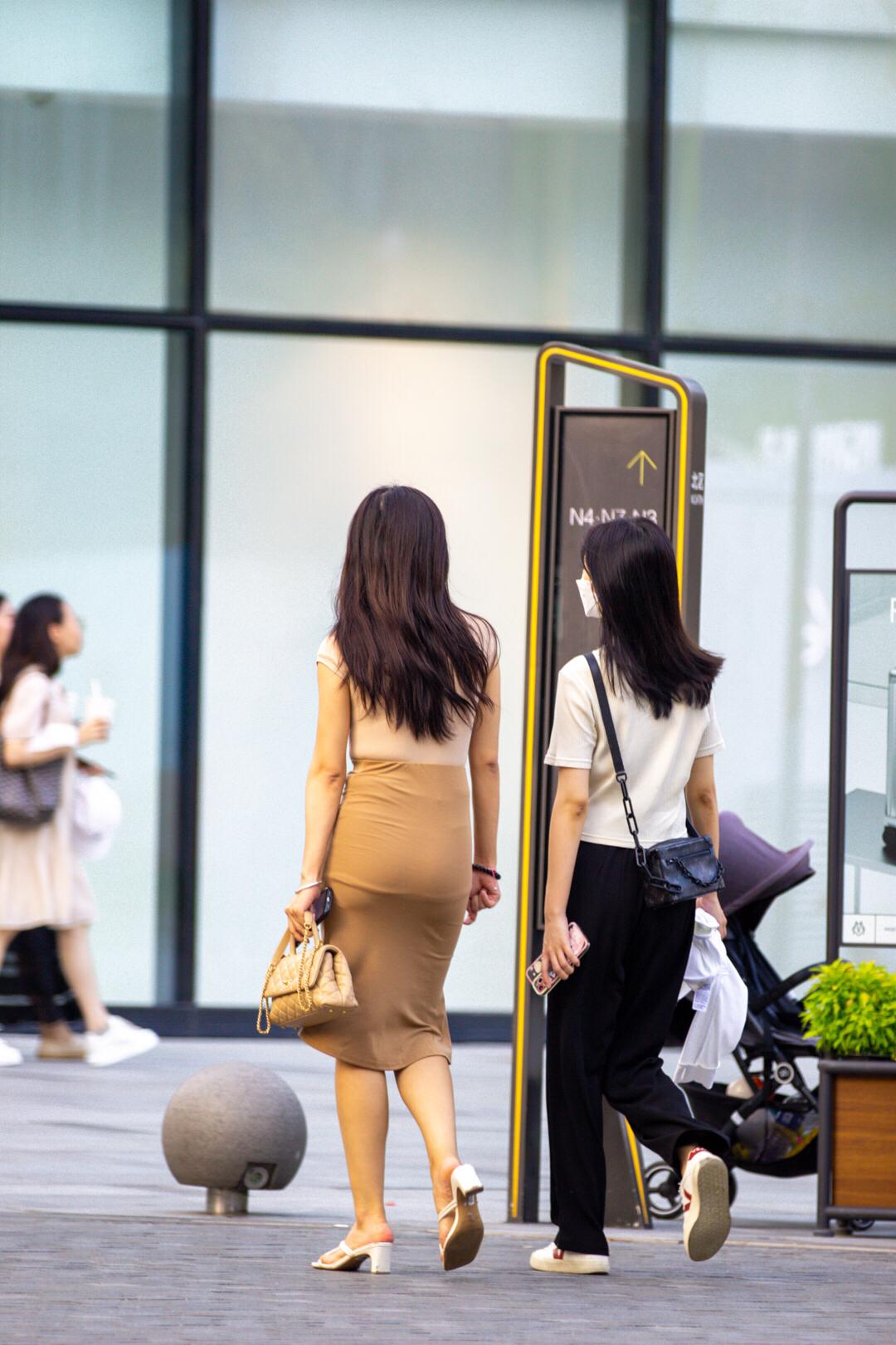 女生逛街照片背影图片