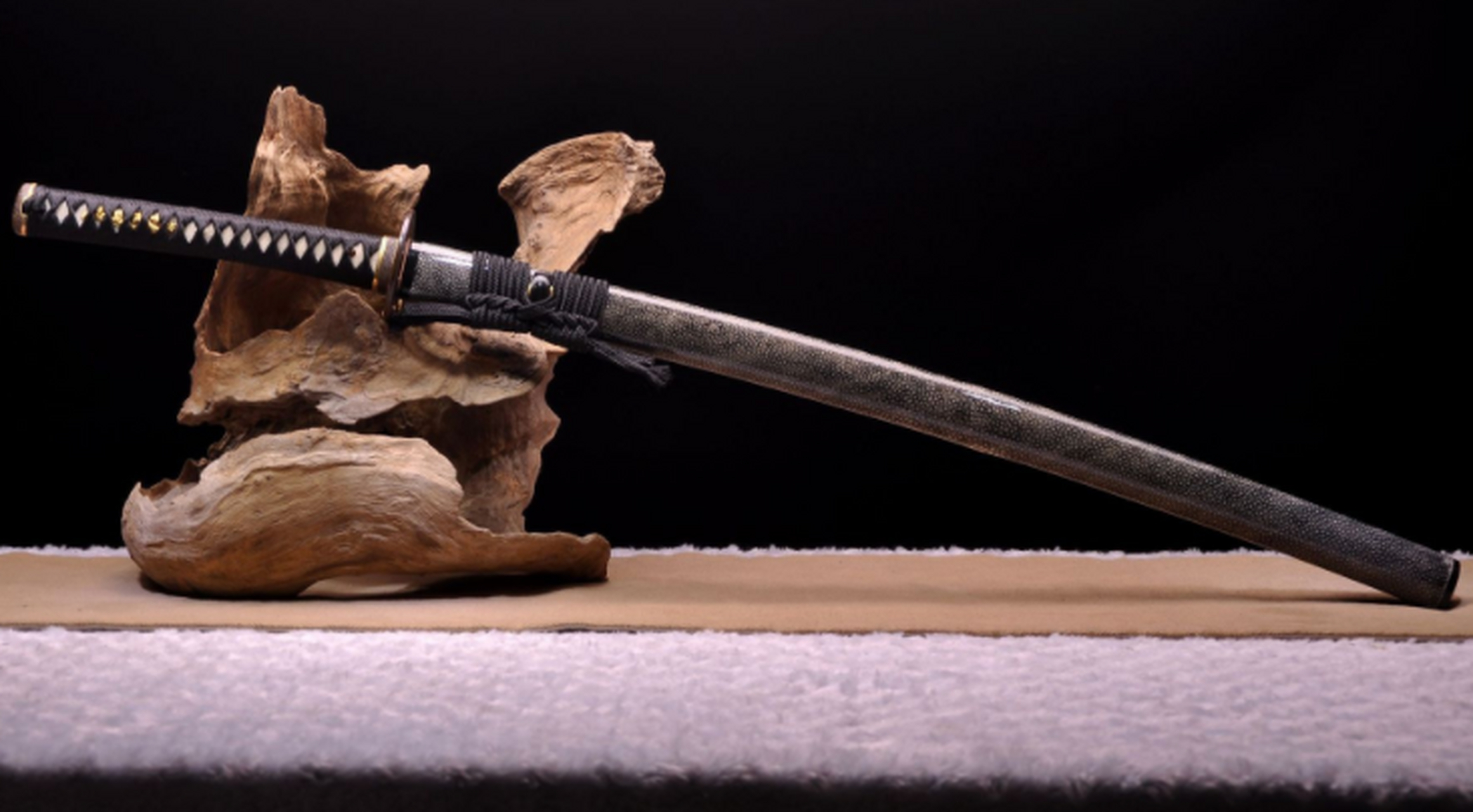 武器# 名称:天丛云剑 规格:全长103cm 刃长71cm 柄长26cm 刃宽3.