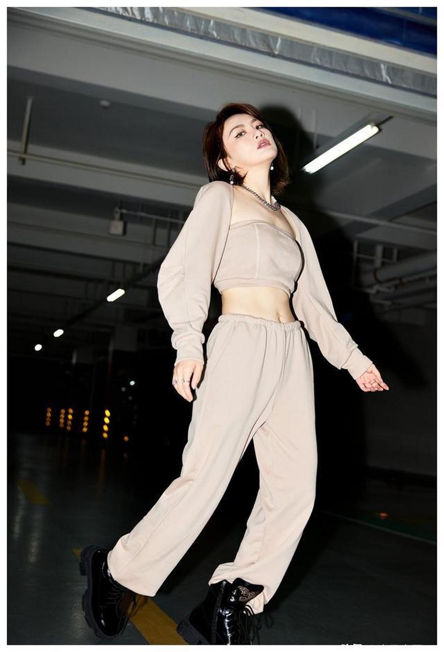 陈梓童肉色套装优雅写真